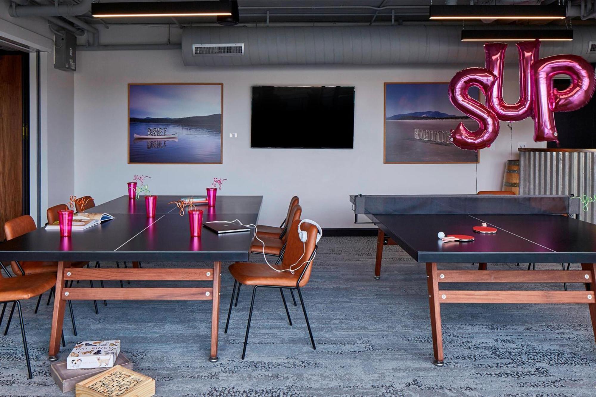 Moxy Denver Cherry Creek Exterior photo