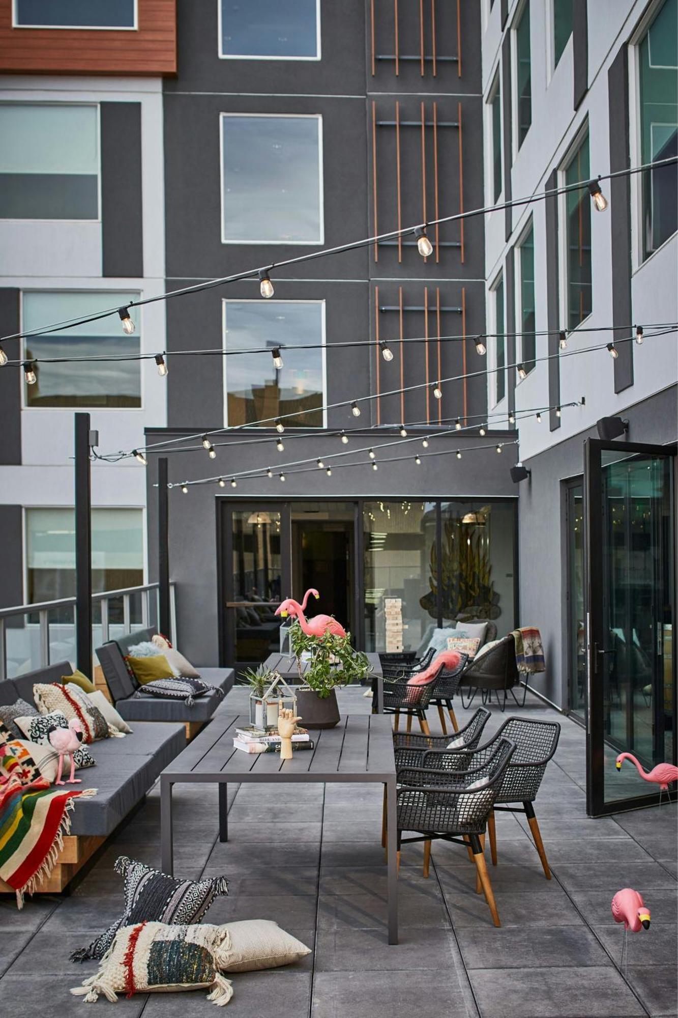 Moxy Denver Cherry Creek Exterior photo